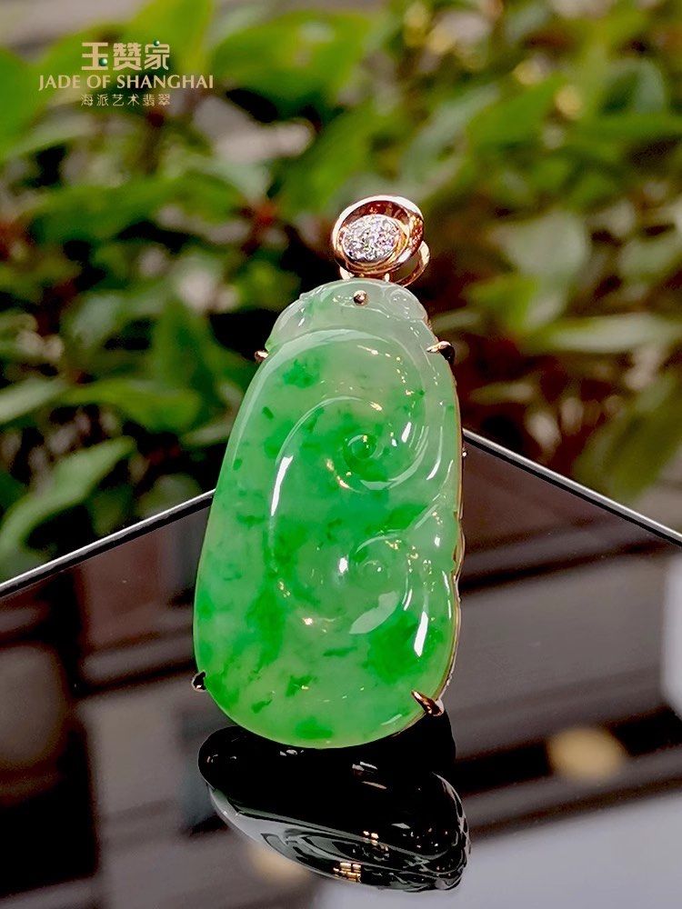 温润细腻的老坑冰糯种翡翠如意挂件