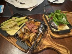 -恰餐厅及酒吧 CHAR Bar & Grill (北京丽都皇冠假日店)