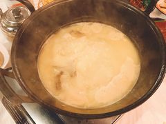 浓厚原只鸡煲花胶汤-鲜入围煮花胶鸡海鲜火锅