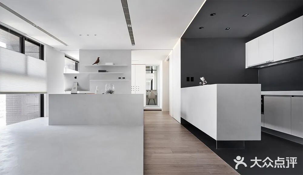 仅需要一间卧室，所以设计师在格局上做了很大改变