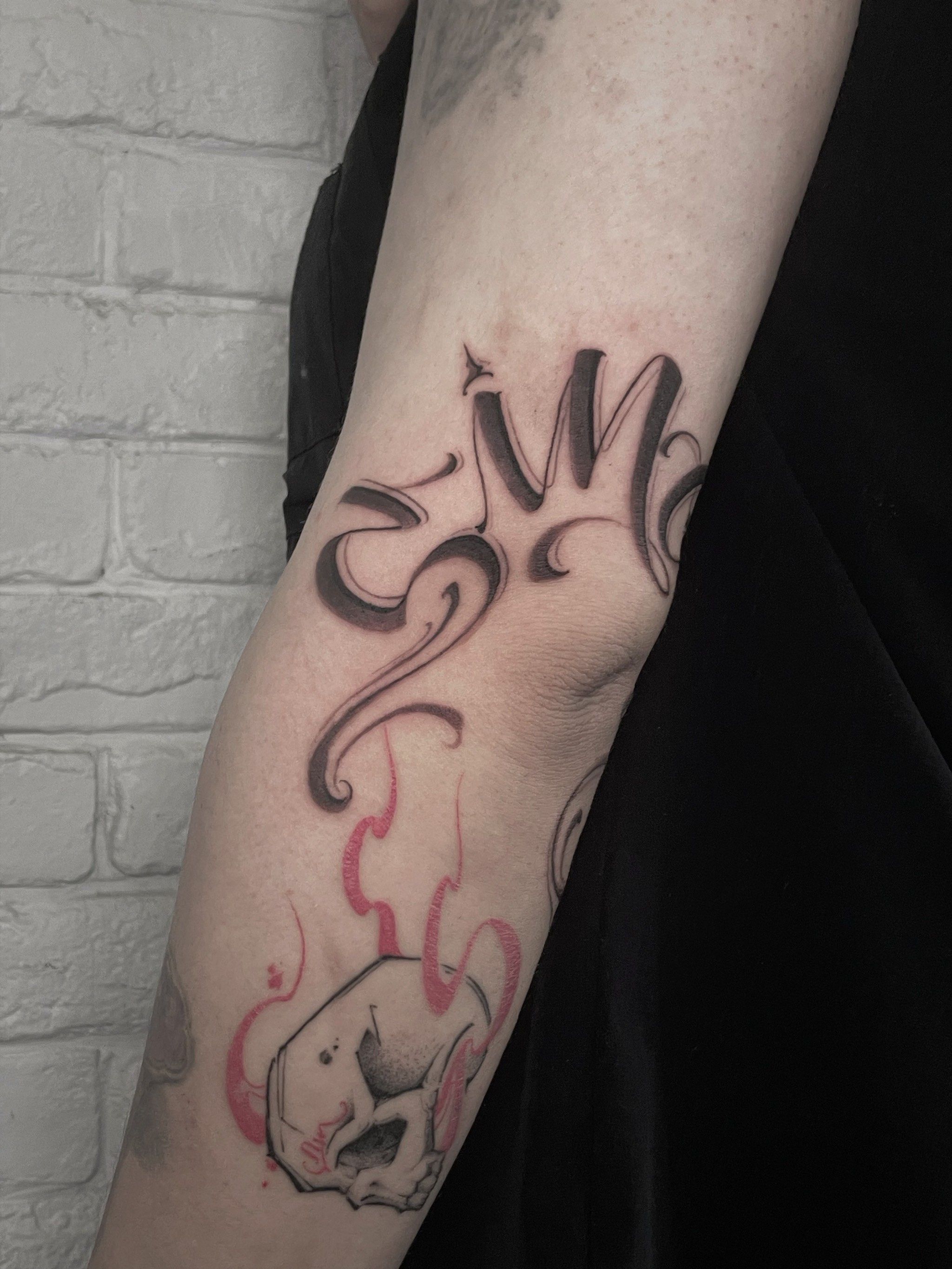 上海花体字手肘纹身