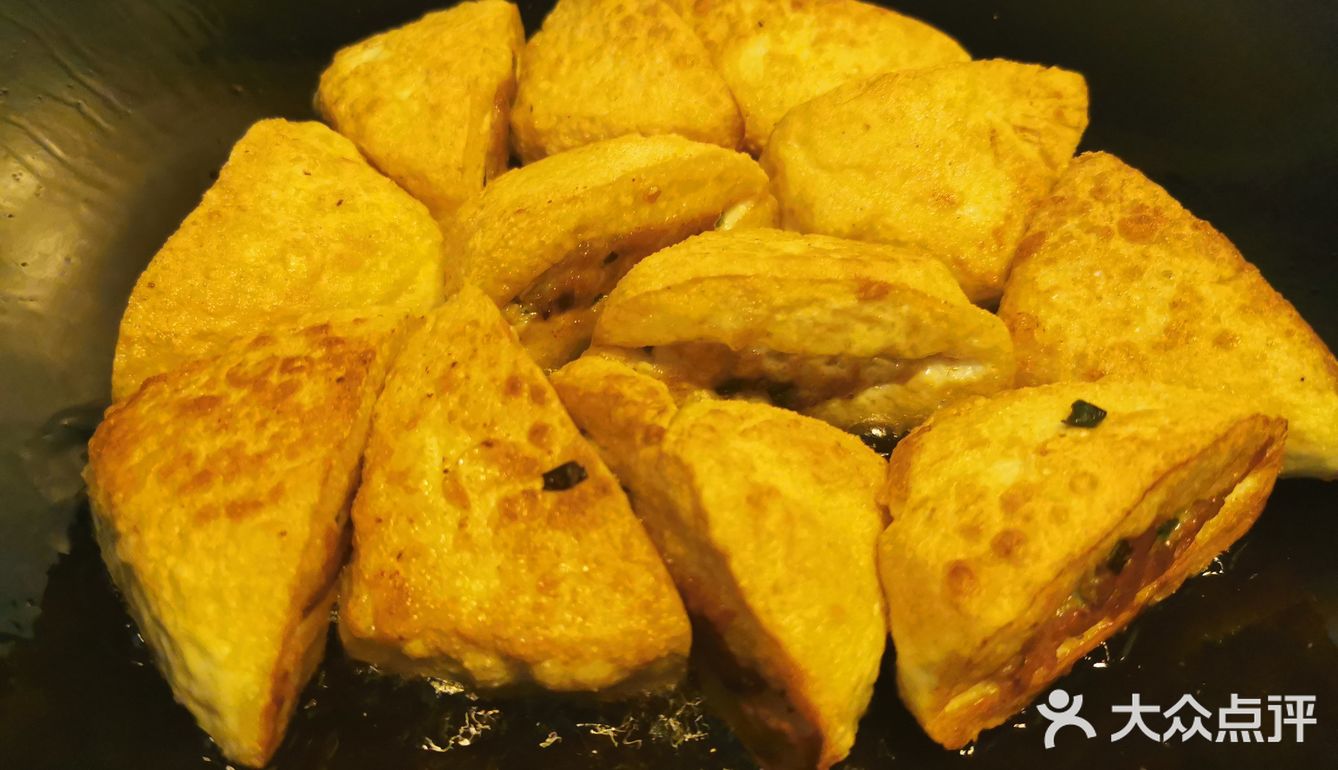 一点点把肉沫塞进去,注意不要挤破豆干了.锅里放一点油