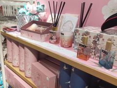 -名创优品(北京新中关购物中心地铁层店)