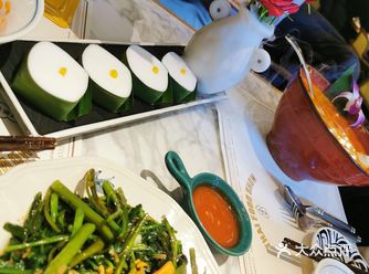 点的都是经典泰国菜，冬阴功汤，虾饼，虾酱空心菜