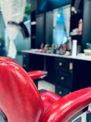 -老男孩男士理容馆·理发·烫染·修面