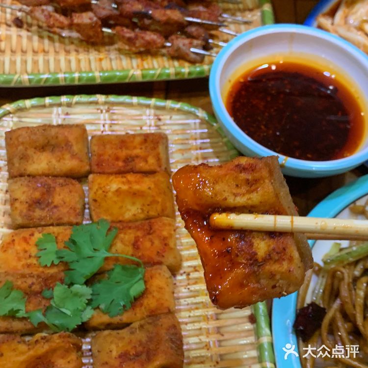 甘肃朋友力荐！！郑州超正宗西北羊肉串 一口到大漠！！ 