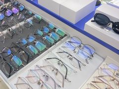 -美式眼镜·授权蔡司.依视路.尼康.豪雅.明月(南翔印象城店)