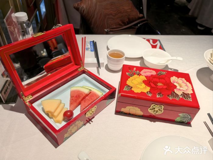 千百味红餐厅·非遗江西菜(绿地双子塔总店)位上果盘图片
