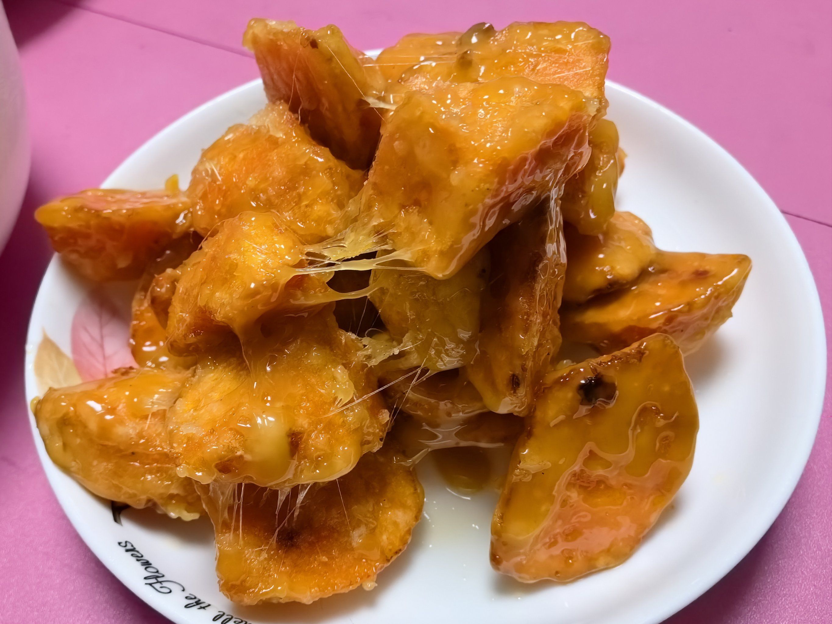 地瓜切滚刀块,裹淀粉,油炸至金黄色,再炒糖色至焦糖色,迅速挂浆
每