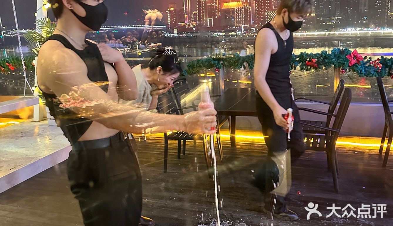  拿腹肌开瓶盖的那种 姐妹们懂得！
