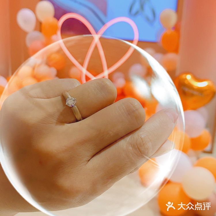 周生生特殊工艺材质的婚戒💍