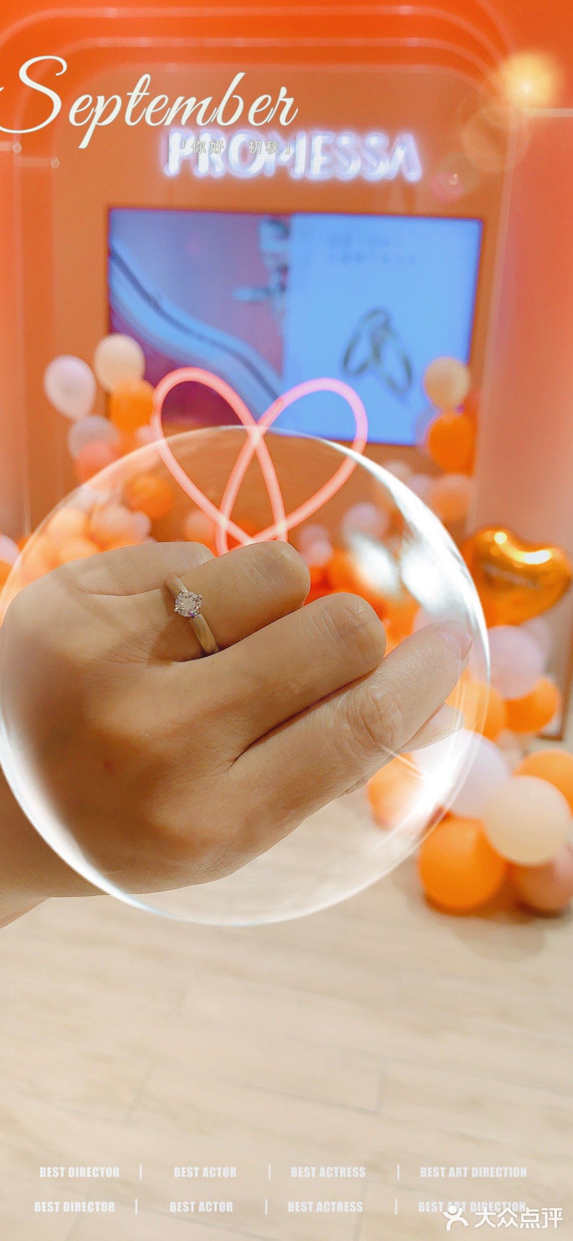 周生生特殊工艺材质的婚戒💍