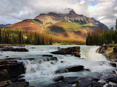 -阿萨巴斯卡瀑布观景点