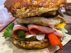 双蛋指椒牛肉汉堡-魏斯理汉堡(西安沣东吾悦店)