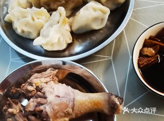 回家吃老妈做的饭，鸡是湛江乡下寄来的，饺子从馅到皮都