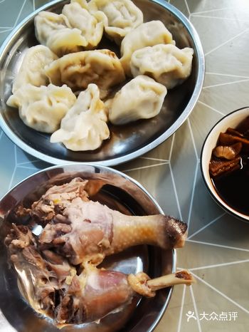 回家吃老妈做的饭，鸡是湛江乡下寄来的，饺子从馅到皮都