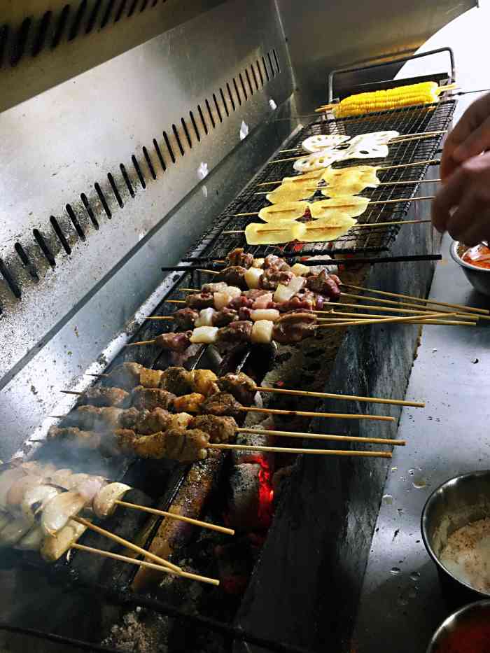 新疆木垒烧烤-"我是老板,合伙人摔伤动手术,几个月都下不.