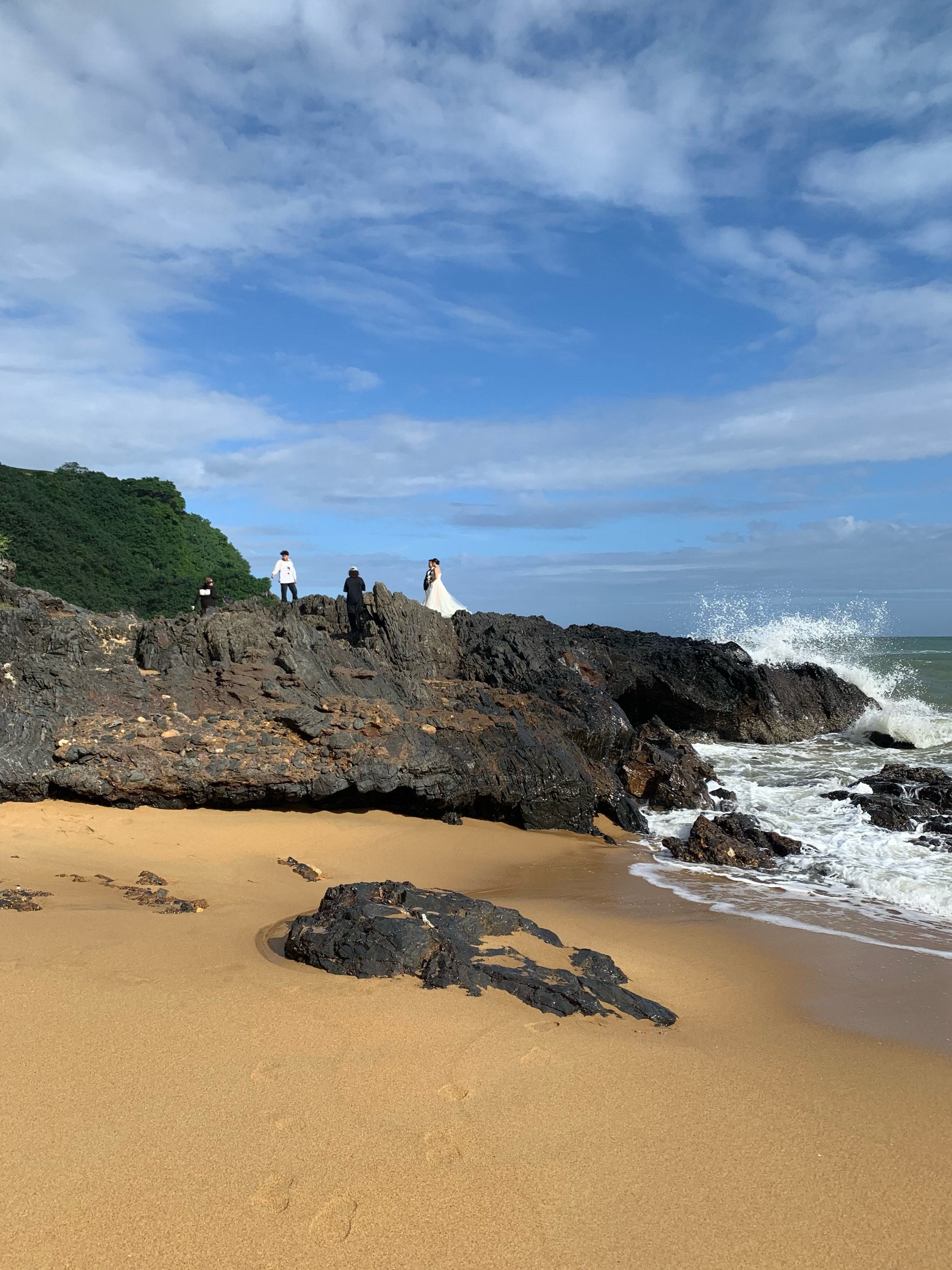 海南万宁山钦湾燕子洞图片