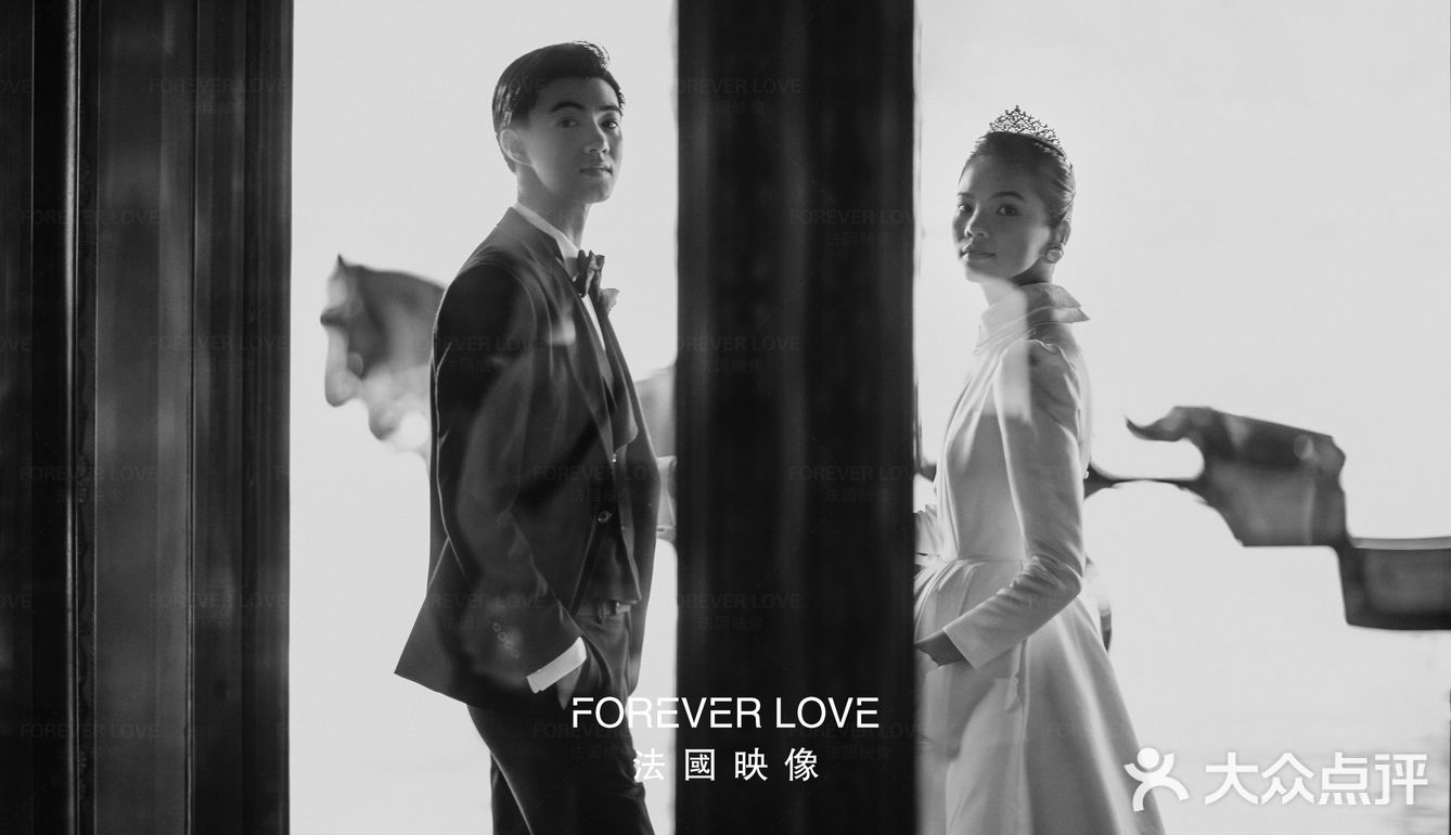 乘坐马车巡游，在古堡前拍婚纱照