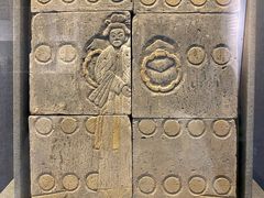 北宋/彩绘妇人启门-洛阳古墓博物馆