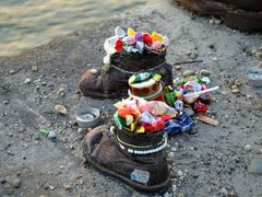 -多瑙河畔鞋履雕塑