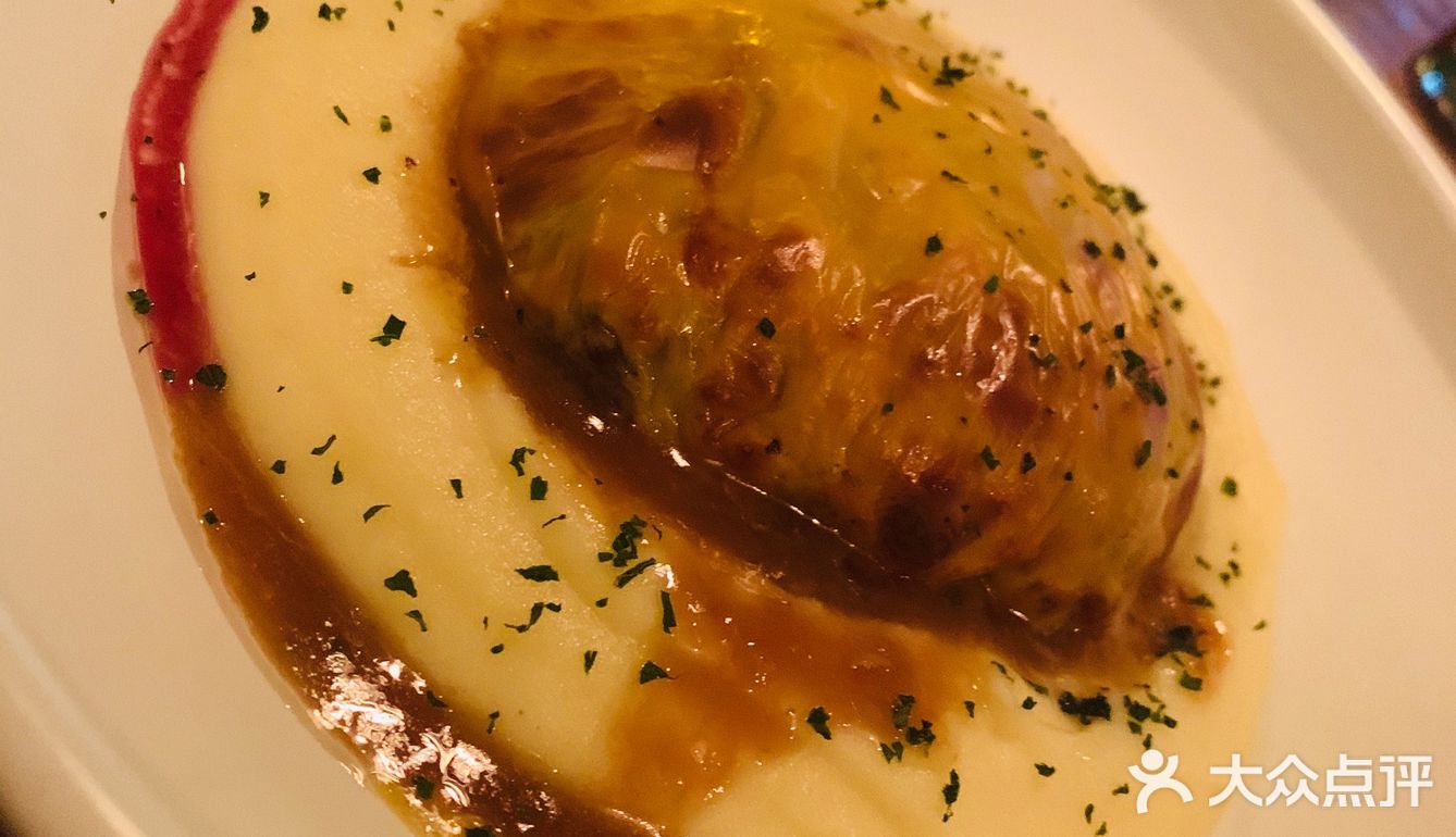 下班直接步行十分钟就能到。周边有地铁十二号线方便她过来