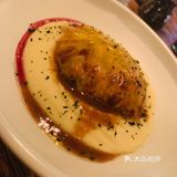 下班直接步行十分钟就能到。周边有地铁十二号线方便她过来