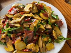 见手青炒腊肉-阿葉农家饭店