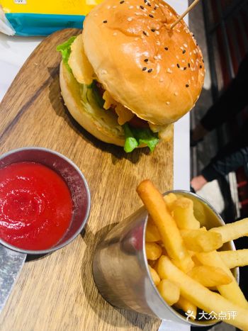 龙虾摇感觉味道还不错，价格也适中，食材很新鲜