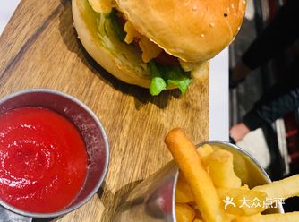 龙虾摇感觉味道还不错，价格也适中，食材很新鲜