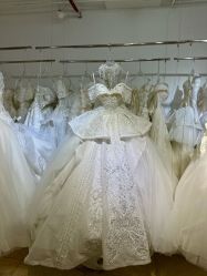 -月月婚纱礼服仓储店(王府井店)