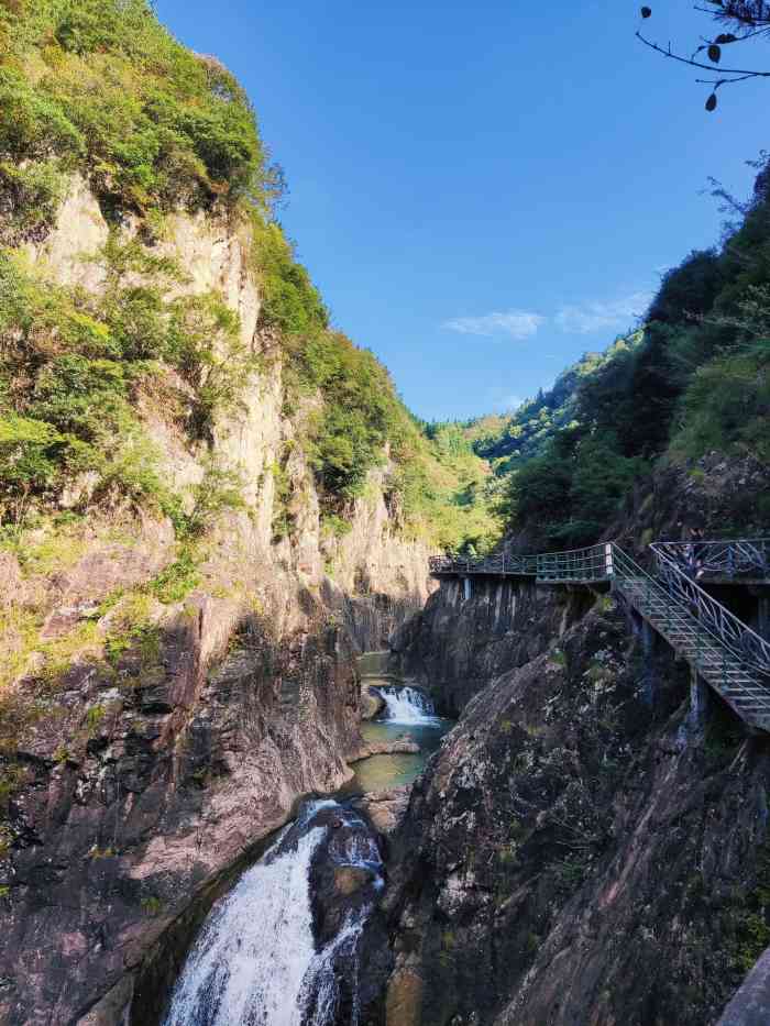磐安舞龙峡景区-"炎炎夏日,和两个小姐妹想要来山里避暑.驱.