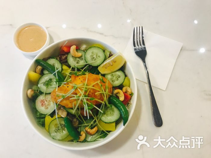 嫩煎龙利鱼沙拉