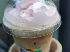 哇瑞草莓拿铁-瑞幸咖啡(石榴中心店)