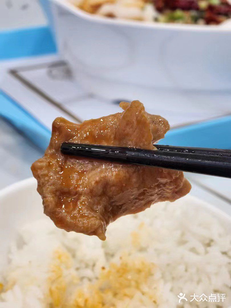 酸菜鱼双拼，味道真的好好。一份才20来块钱。