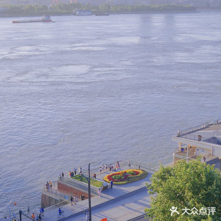 长江大桥上，夏天的风，正暖暖吹过