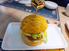 芝士餐肉蛋菠萝包-麦龙·新港风料理(江汉路店)