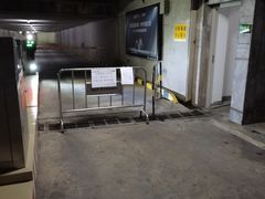 停A区,&nbsp;这个门口步行上楼梯,&nbsp;很容易便找到三妹-三妹小龙虾·黄油蟹(华侨城总店)