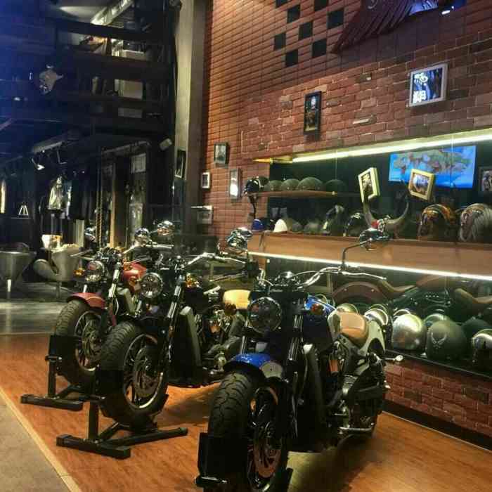 打分 50 /人 环境挺不错的,很有个性的酒吧,机车超级帅气!