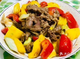色彩艳丽的——红黄彩椒大葱炒牛肉