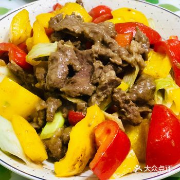 色彩艳丽的——红黄彩椒大葱炒牛肉