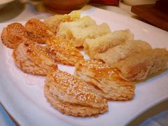 榴莲酥（左）-巴陵全鱼席(湖南老字号汴河街店 )