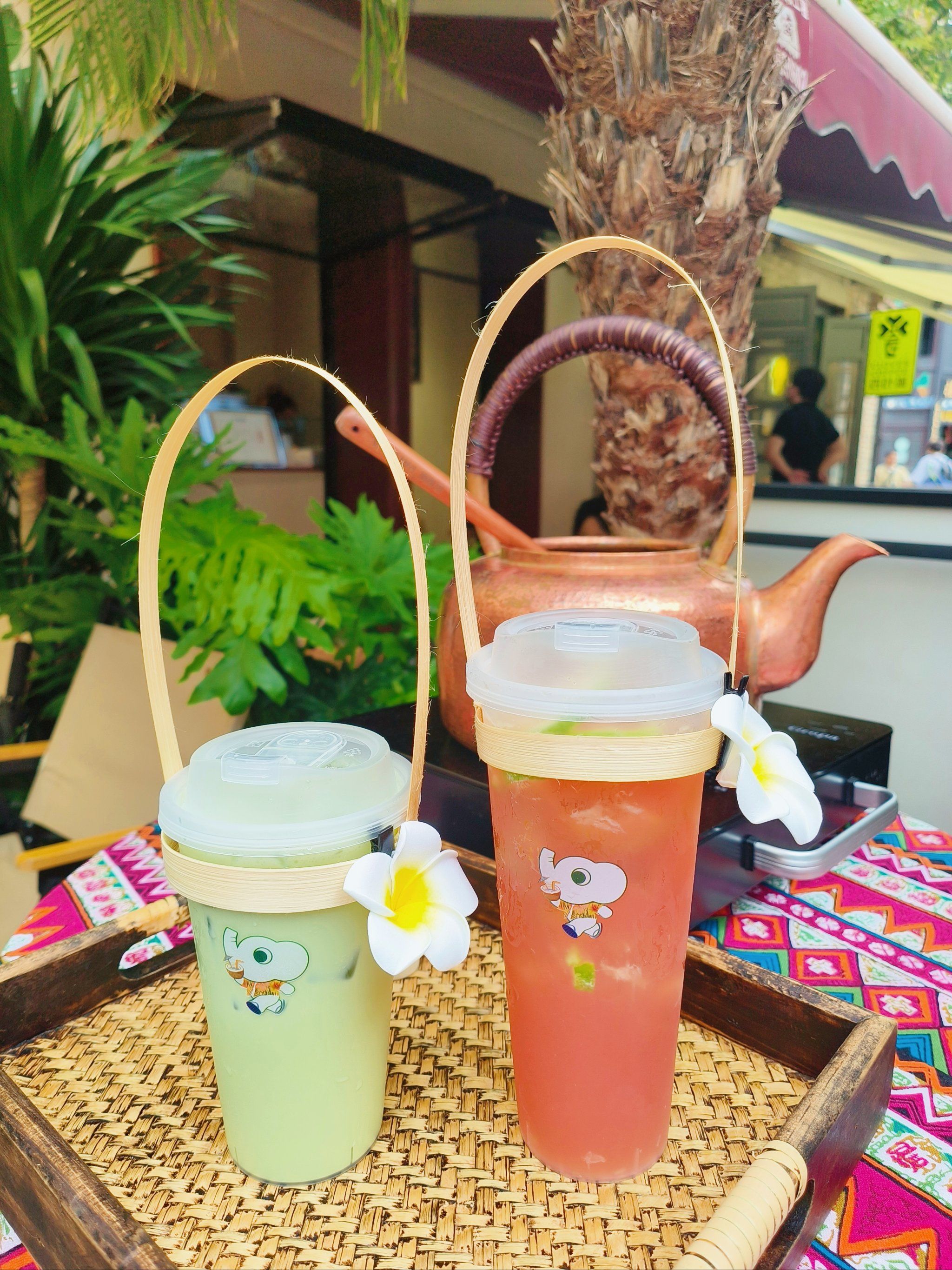 逛老街喝古法炮制的手提奶茶