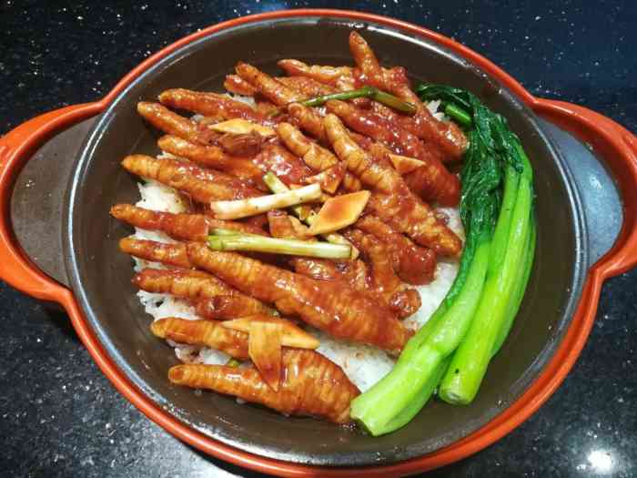 港仔烧味煲仔饭(四川北路店)-"美味凤爪煲仔饭味道不错哦,份量很足