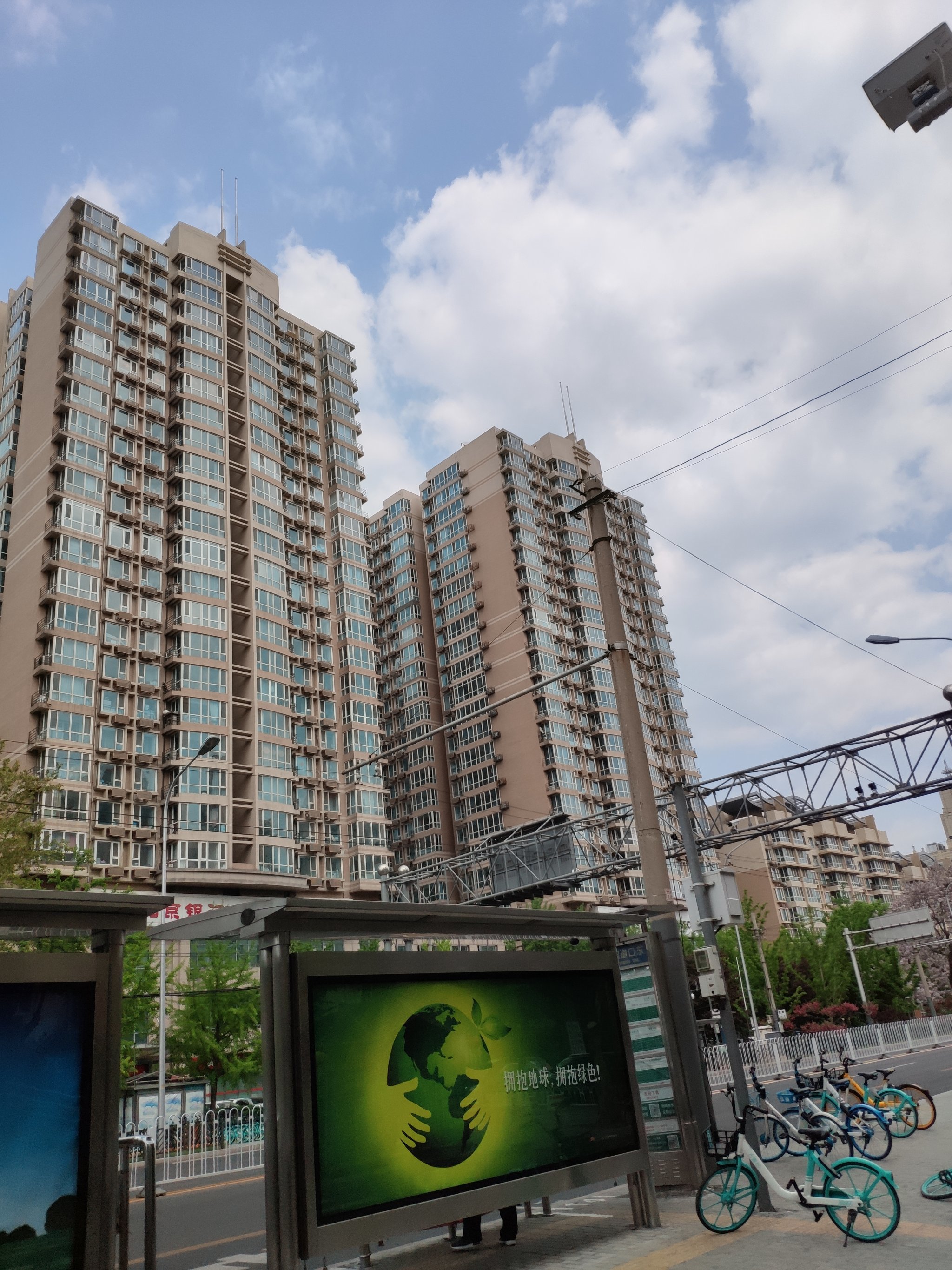 国兴家园小区在白石桥南十字路口的东北角