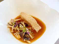 三文鱼配泰式菌菇汤汁-Jean Georges