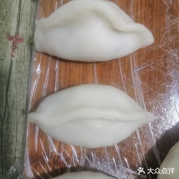太好了，到菜市场买些菜，做好馅料，将年糕蒸熟
