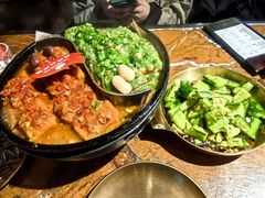 -何师烧烤·小龙虾·江湖川菜·精酿啤酒(成温店)