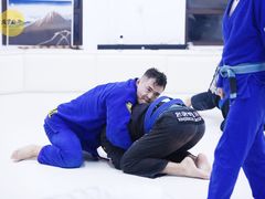 -菠萝格斗巴西柔术训练馆