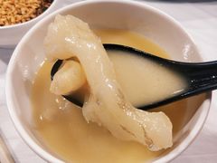 浓厚原只鸡煲花胶汤-鲜入围煮花胶鸡海鲜火锅